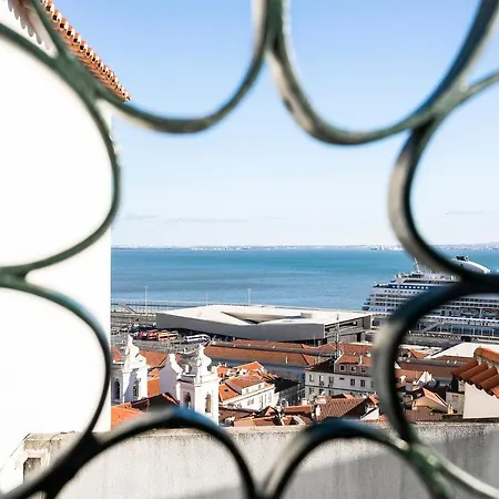 Daire Cosy Alfama Hideout - With Rooftop Terrace