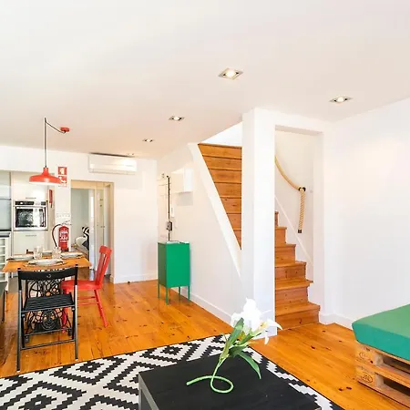 Daire Cosy Alfama Hideout - With Rooftop Terrace *