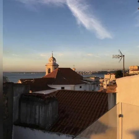 Cosy Alfama Hideout - With Rooftop Terrace Daire
