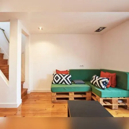 Daire Cosy Alfama Hideout - With Rooftop Terrace