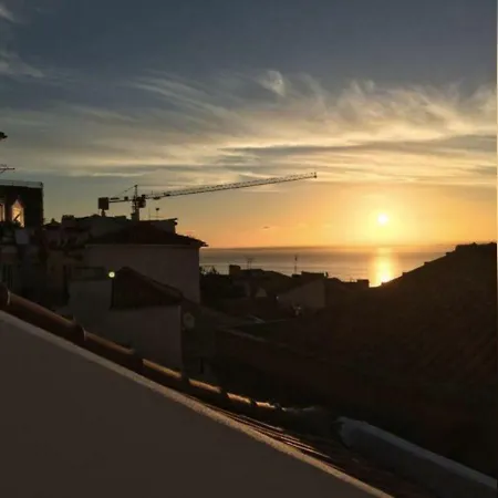 Daire Cosy Alfama Hideout - With Rooftop Terrace