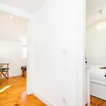 Cosy Alfama Hideout - With Rooftop Terrace شقة *